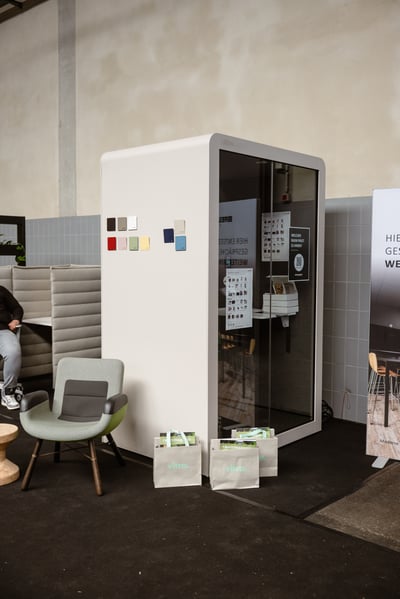 Raumlösung Telefonzelle für 1 Person. Davor ein Vitra Stuhl und Vitra Taschen. Raumlösung Telefonzelle für 1 Person. Davor ein Vitra Stuhl und Vitra Taschen.